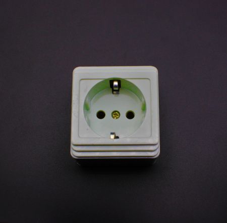 Розетка одинарная накладная - наружная с заземлением Seldor , 10А-220V